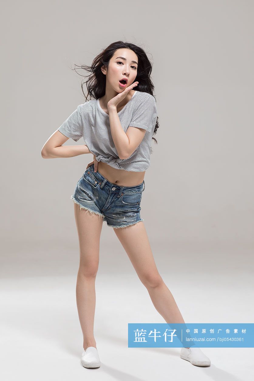 时尚的年轻女模特