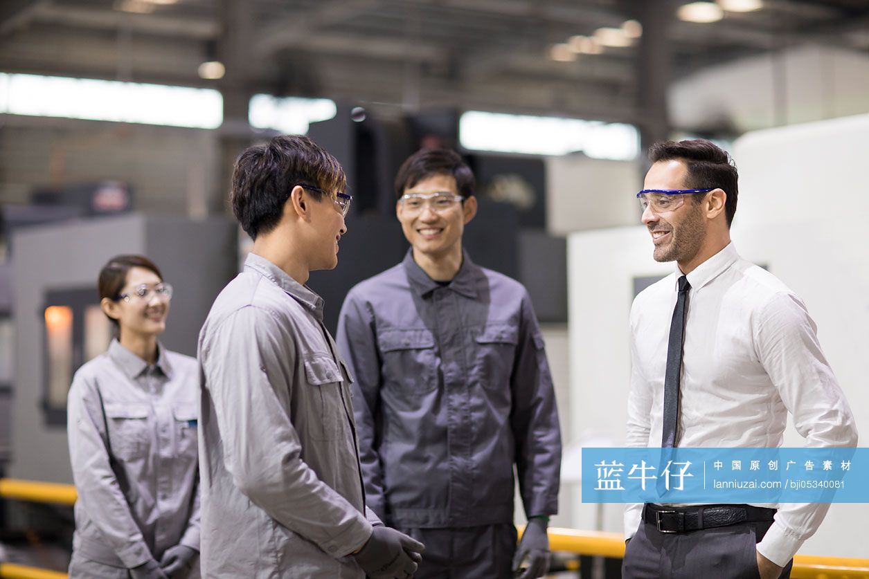 商务男士和工程师在工厂讨论工作