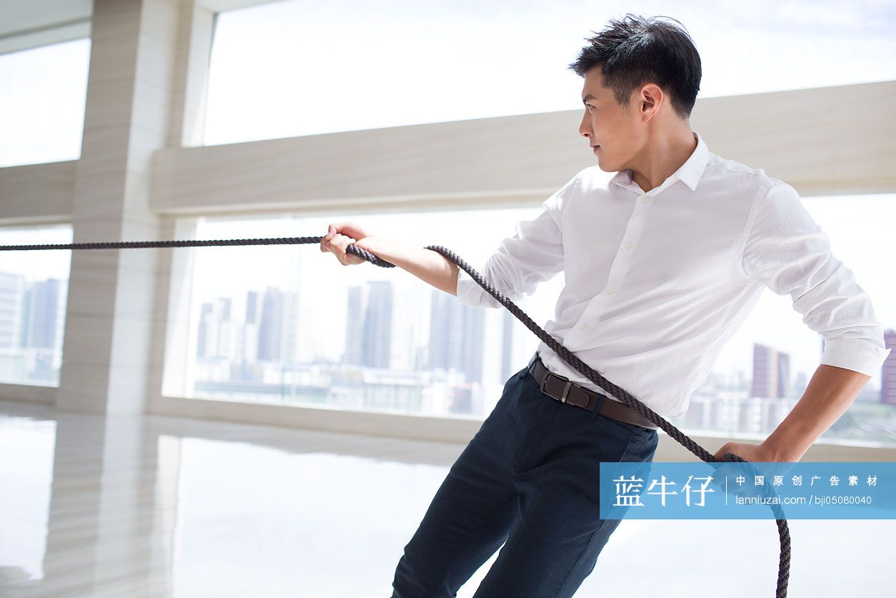 年轻商务男子拔河