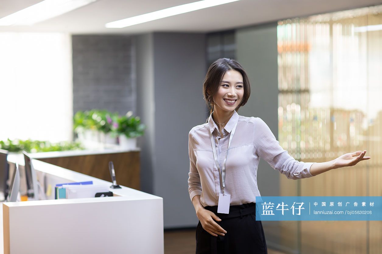 自信的年轻商务女士肖像-蓝牛仔影像-中国原创广告影像素材