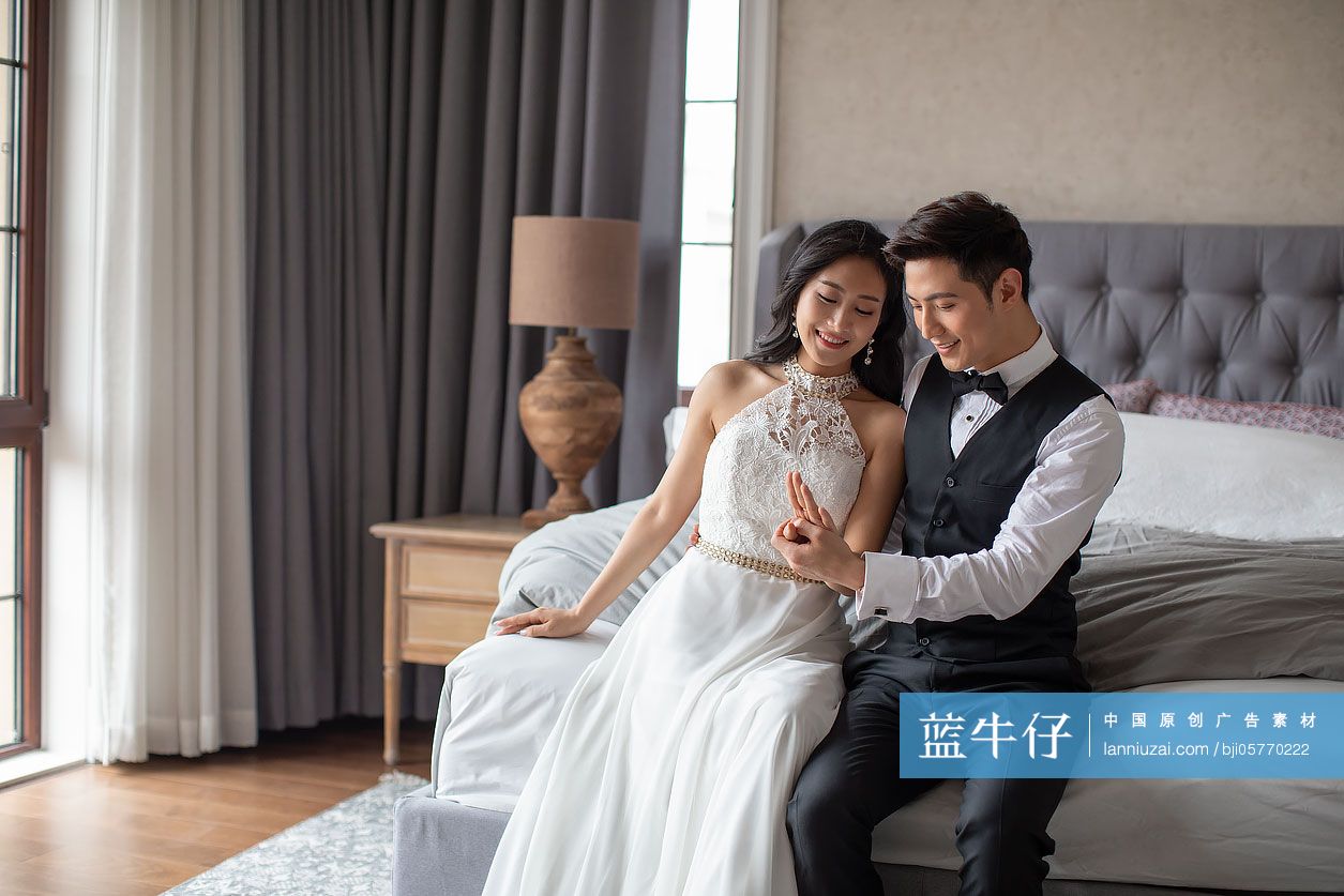 年轻夫妇在卧室共享甜蜜时光