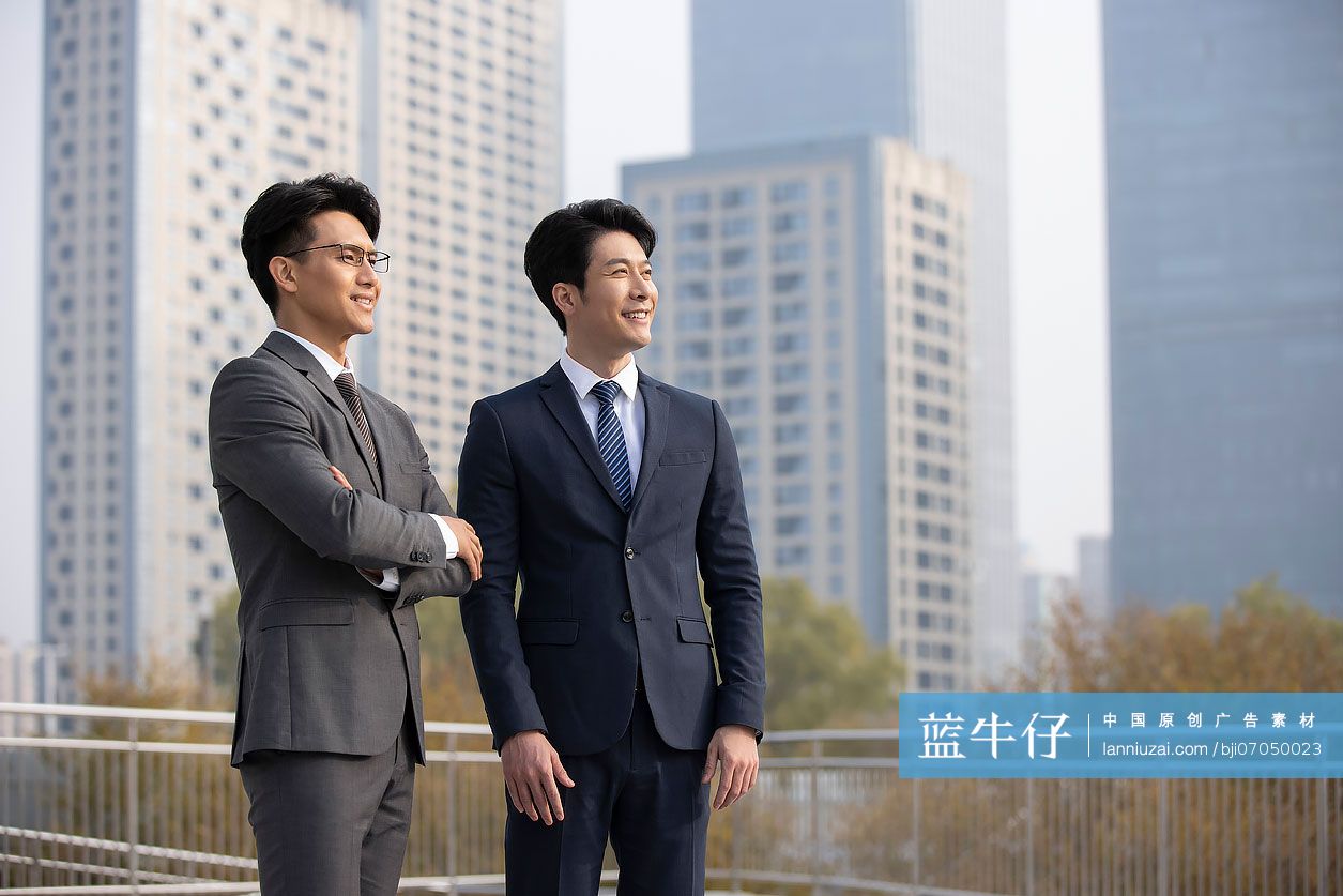 自信的商务人士在户外讨论工作