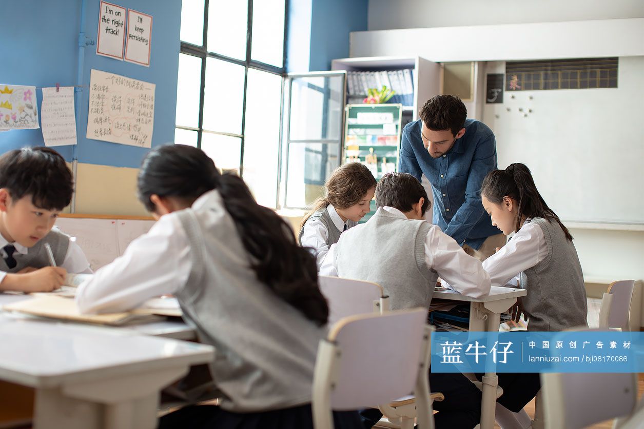 年轻的老师在上课