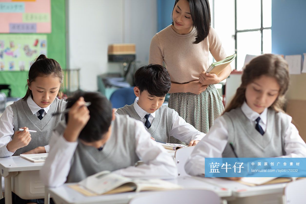 老师在课堂上帮助学生