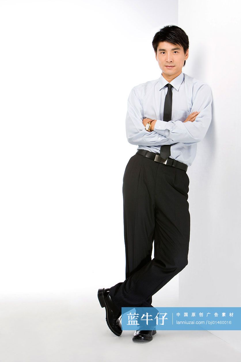 斜靠站立的商务男士