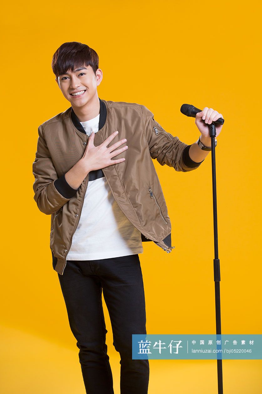 快乐男生拿着麦克风唱歌