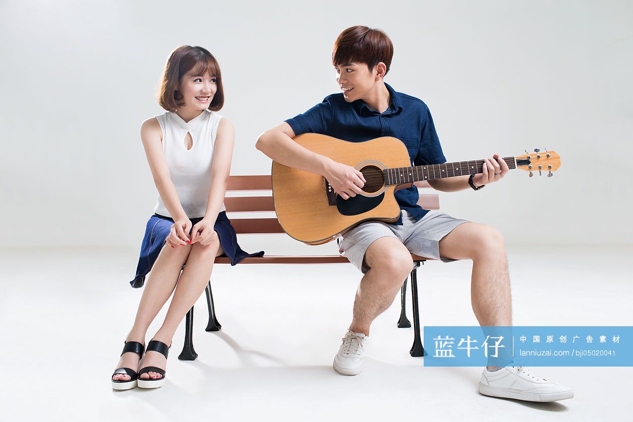年轻男子为女友弹奏吉他