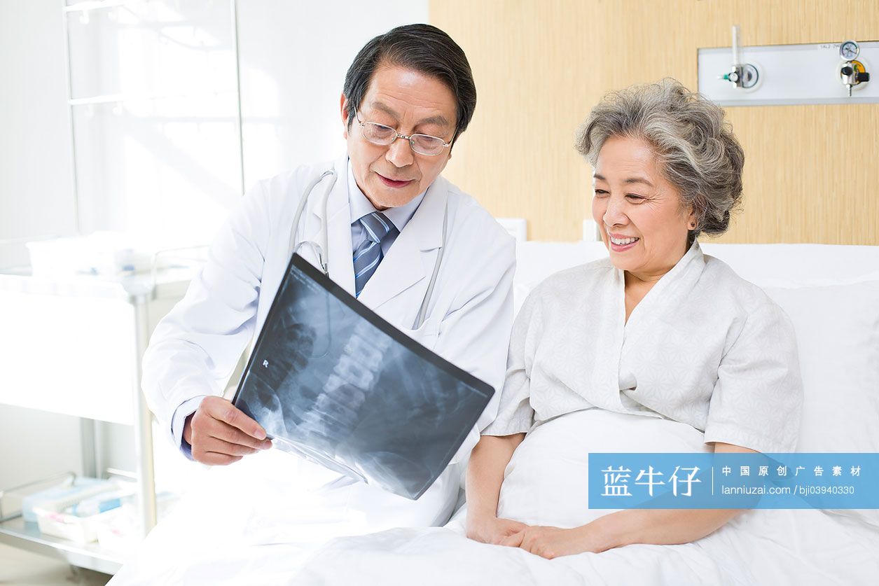 大夫给病人看X光片