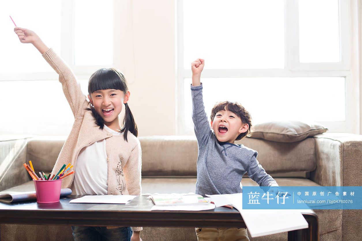 快乐的姐弟俩在家学习-原创广告素材图片-蓝牛仔