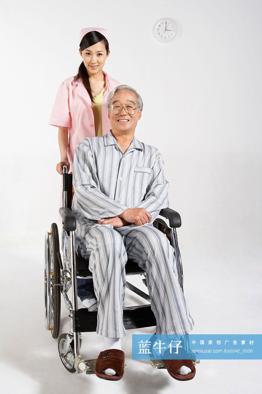 护士推着轮椅上的病人