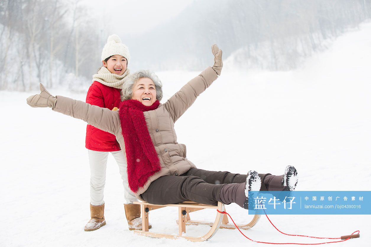 奶奶和孙女端着水饺-蓝牛仔影像-中国原创广告影像素材