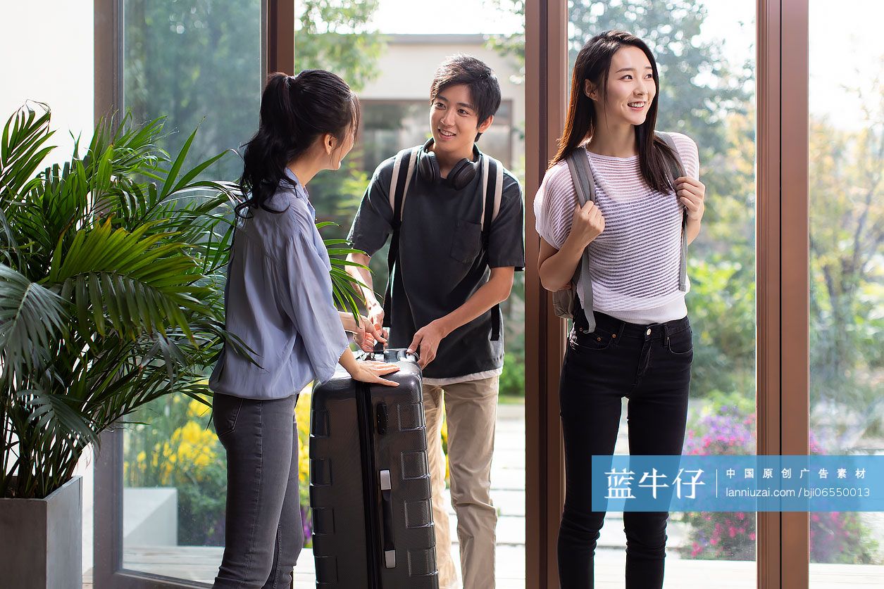 快乐的年轻情侣旅游度假