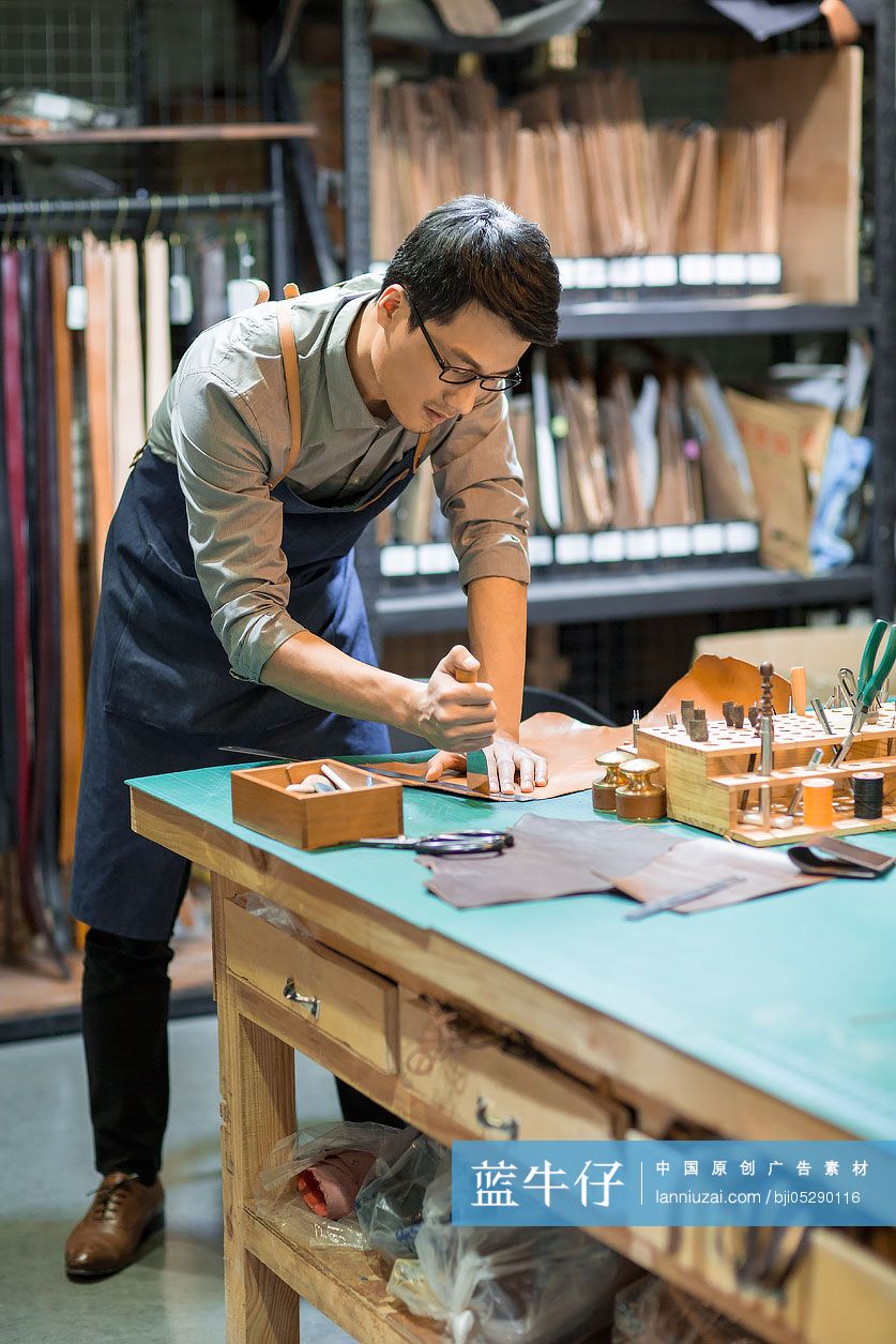 手工皮具匠人在工作室里工作