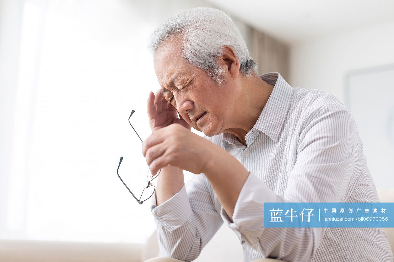 老年男子头疼