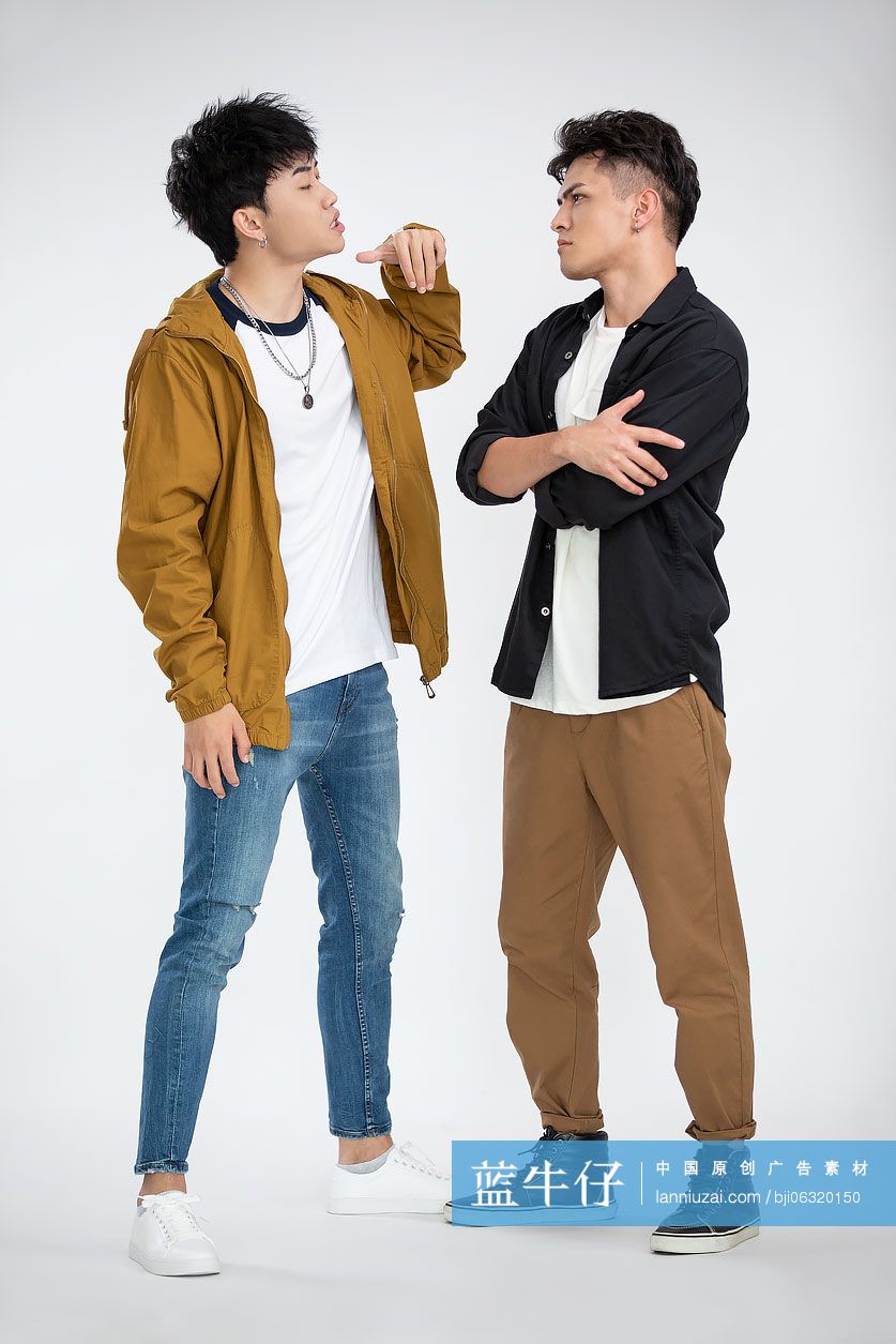 年轻男士面对面站立