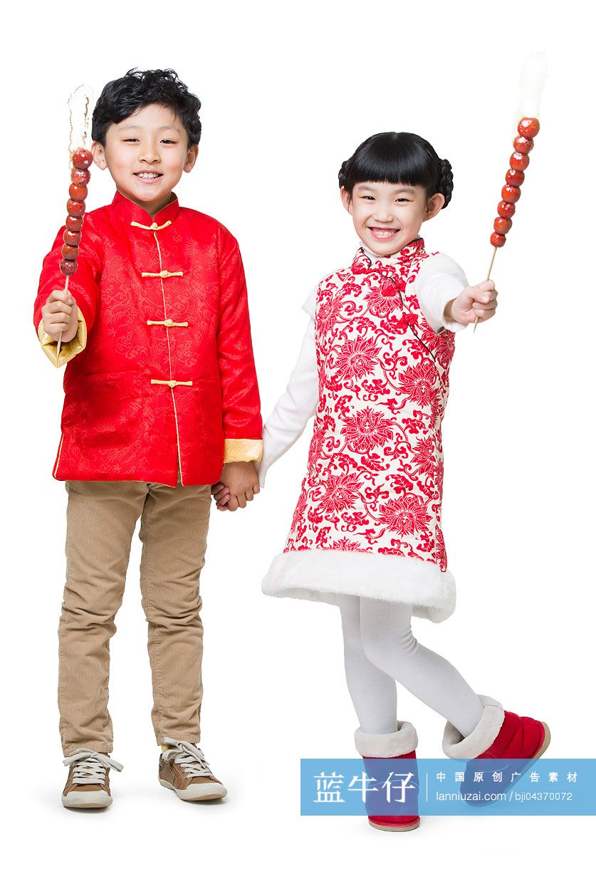 快乐的儿童拿着冰糖葫芦