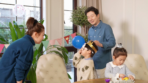 快乐家庭开生日派对