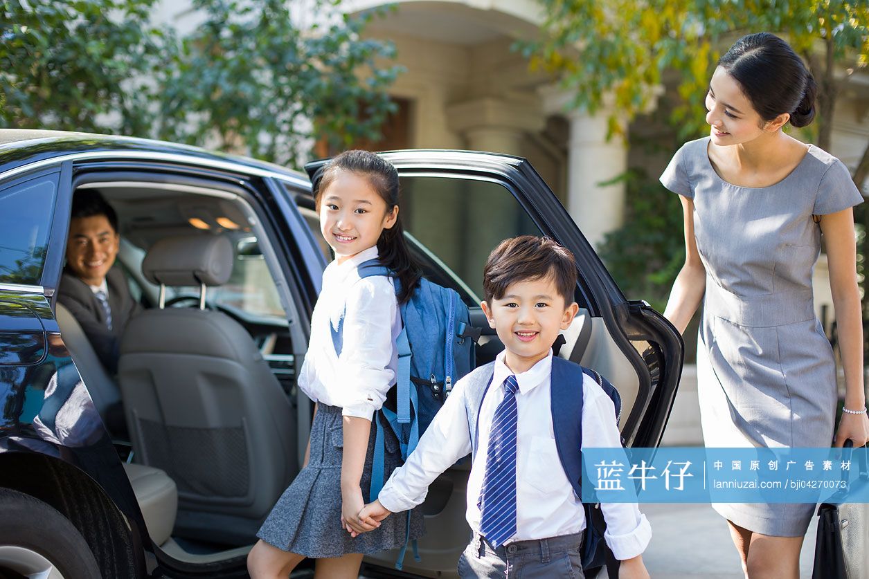 年轻夫妻送孩子去上学