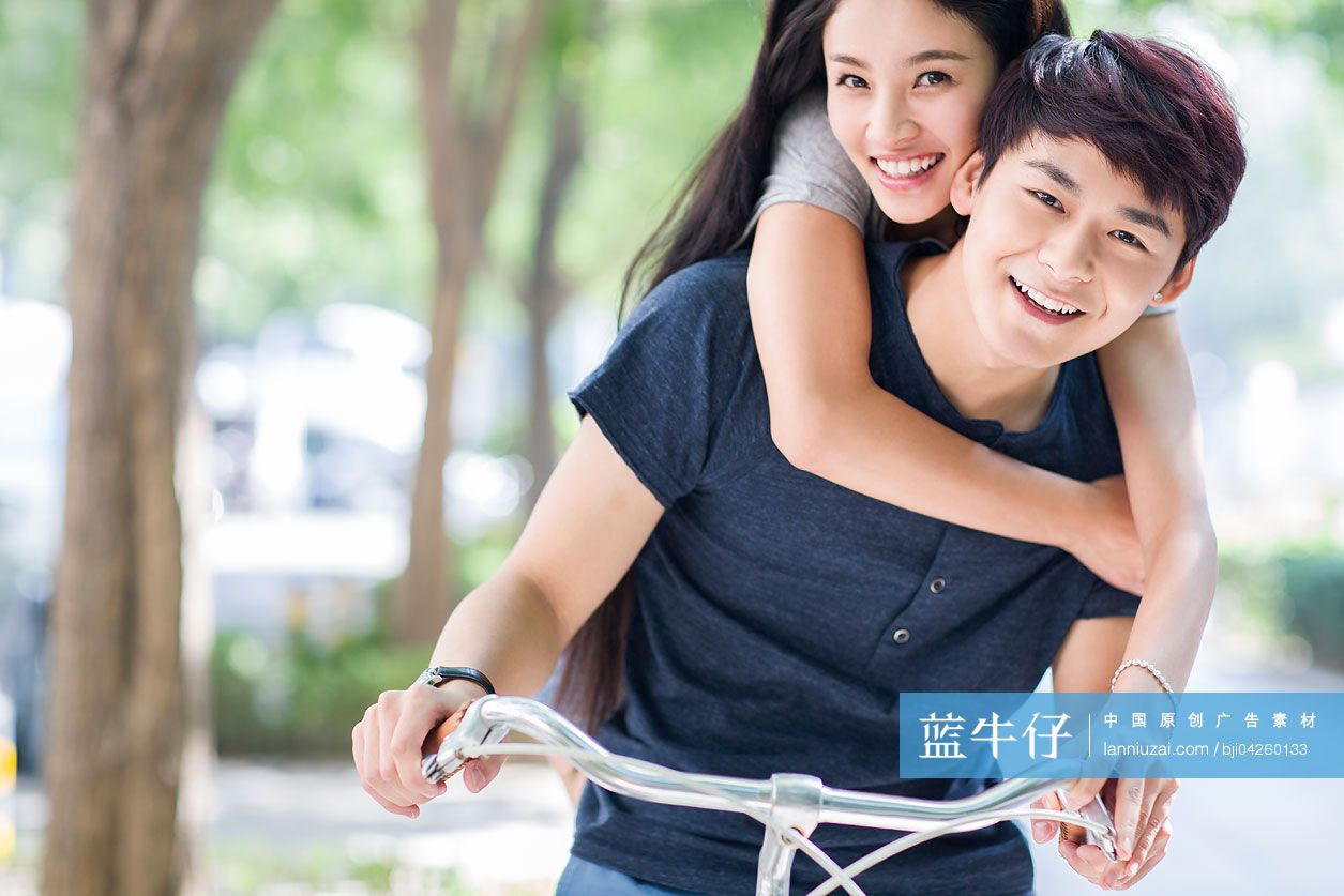 年轻大学生情侣在校园里骑车-蓝牛仔影像-中国原创广告影像素材