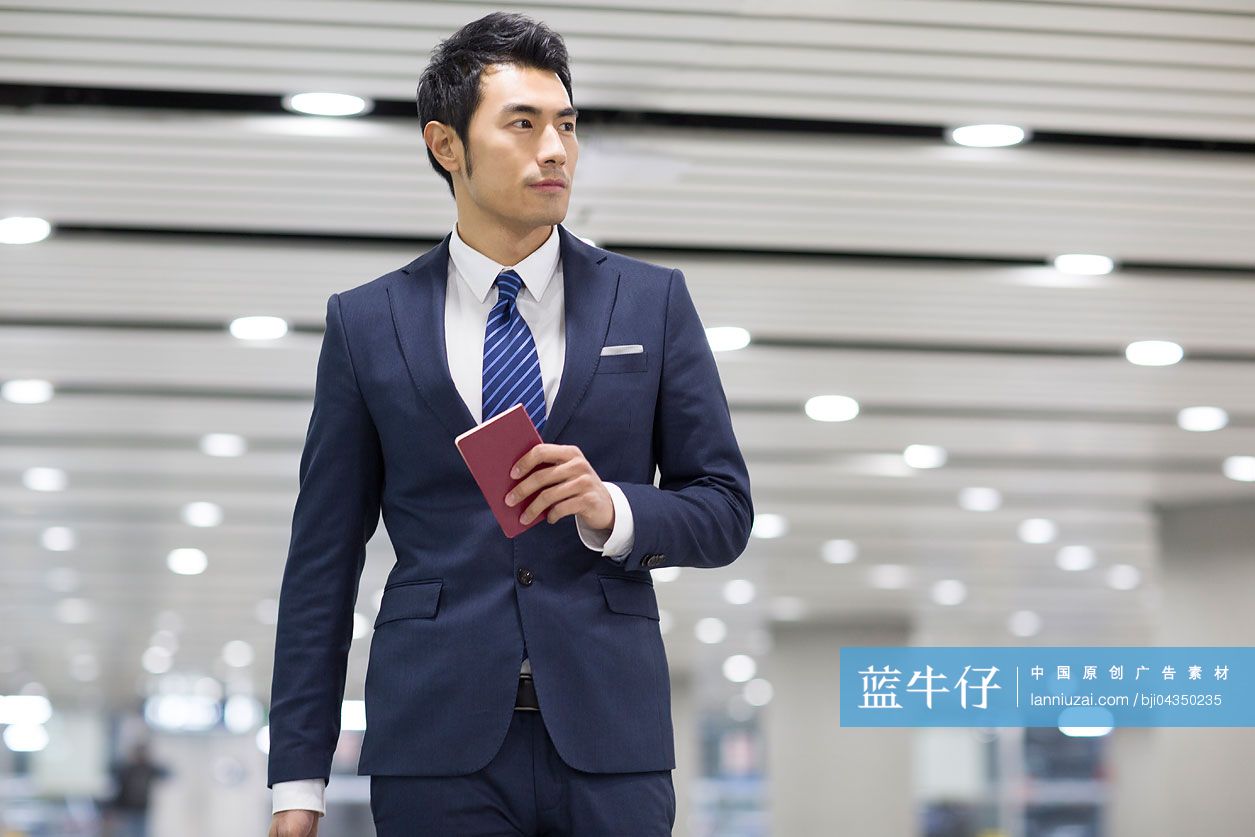 年轻商务男士拿着护照在机场等候