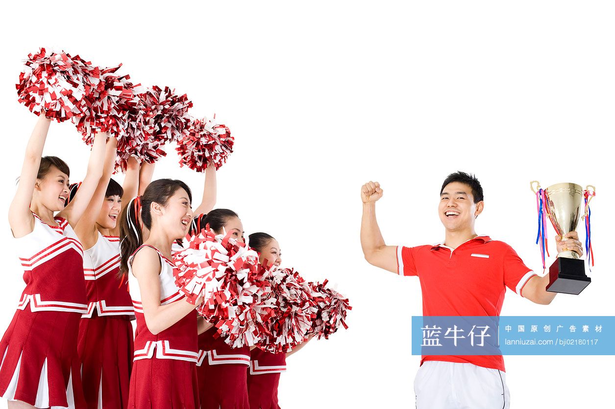拉拉队员和运动员庆祝胜利