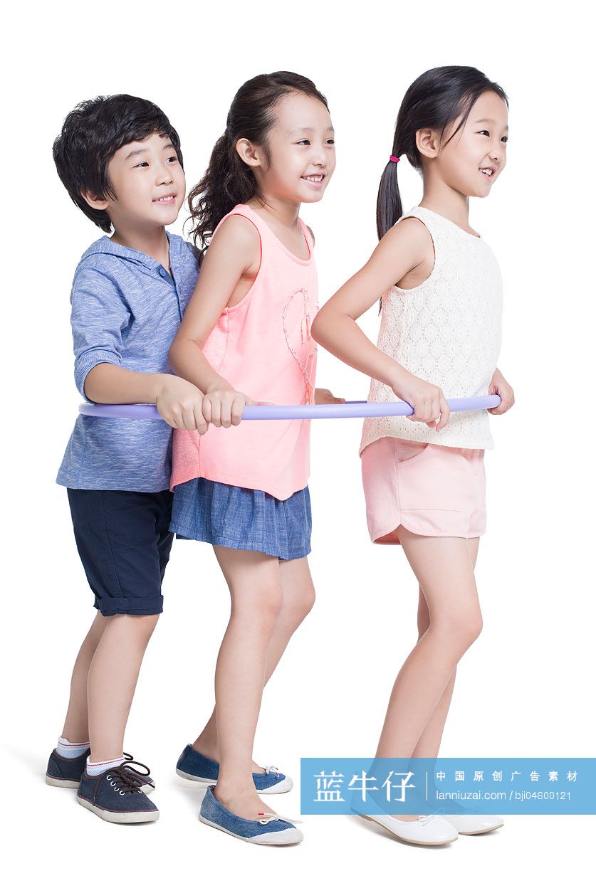 快乐的儿童拿着呼啦圈玩游戏