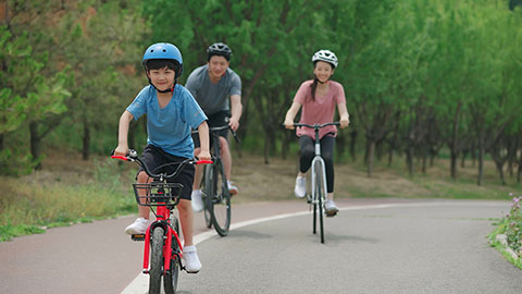 快乐一家人公园骑行