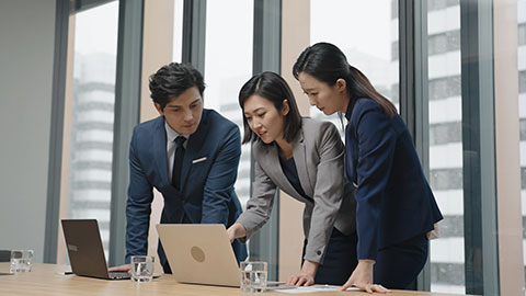 Confident Chinese business people having a meeting,4K