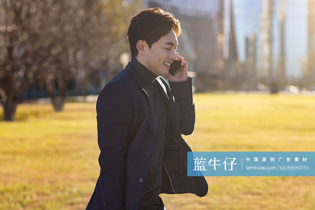 商务男子在户外打电话
