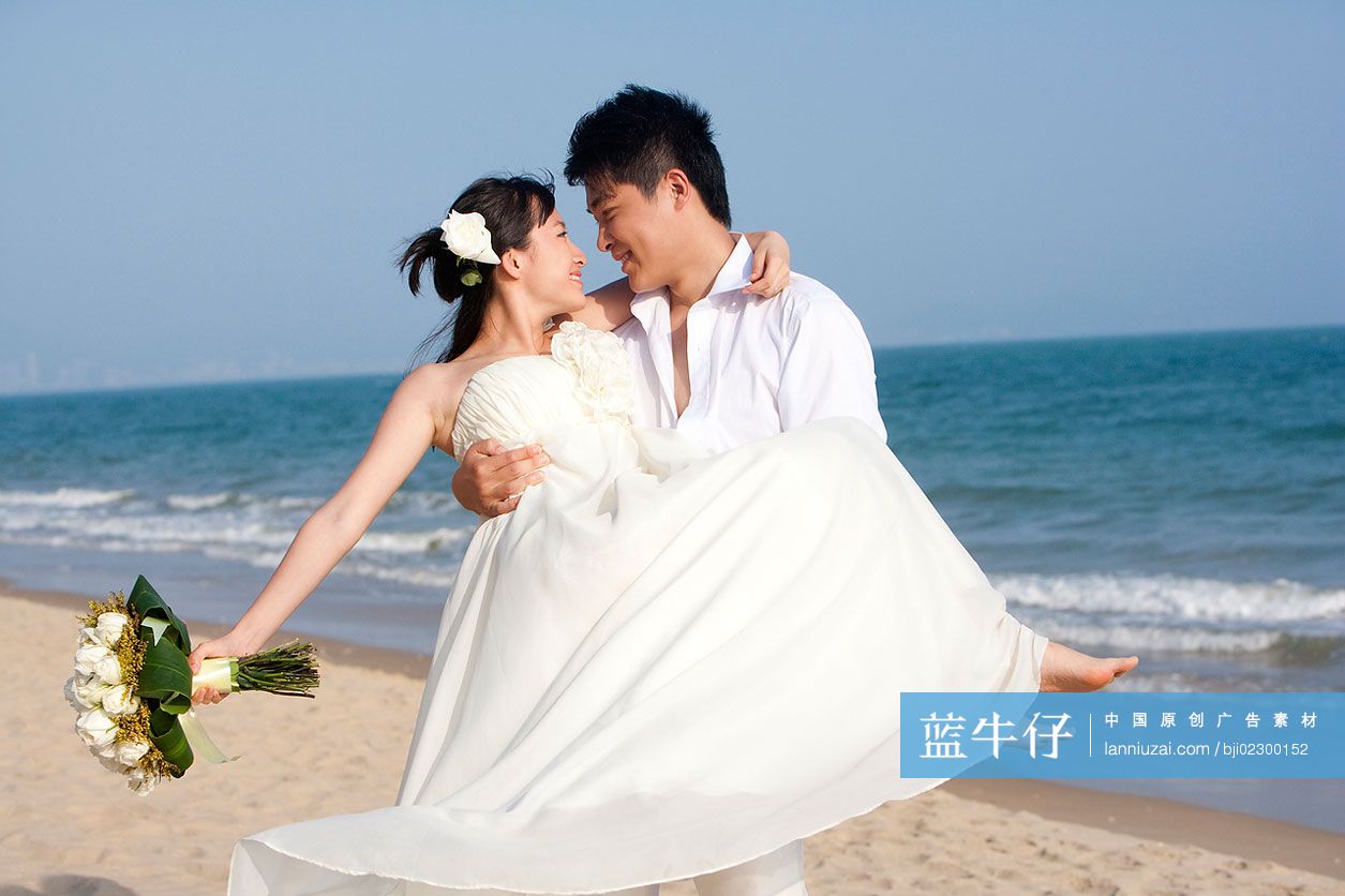 海滩浪漫情侣-蓝牛仔影像-中国原创广告影像素材