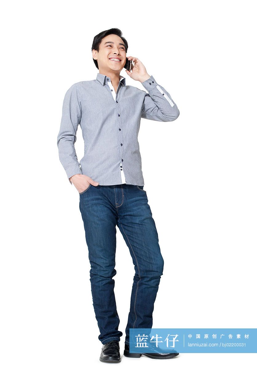 青年男子打电话