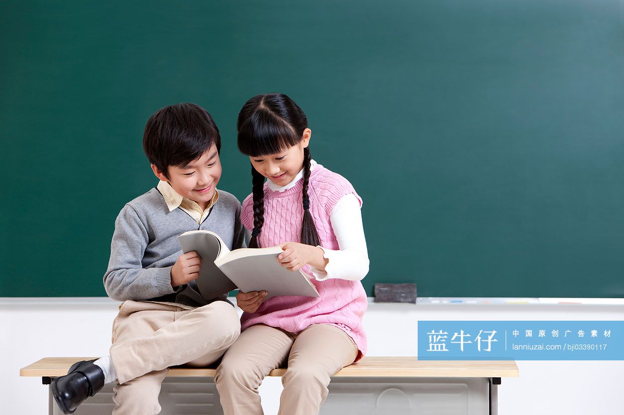 小学生一起看书