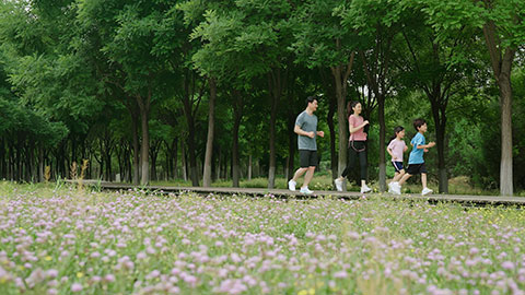 快乐一家人公园跑步