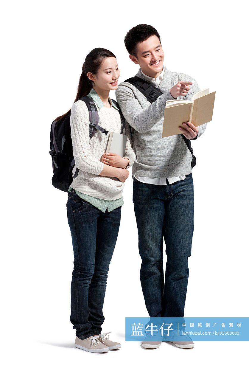 大学生情侣与书本