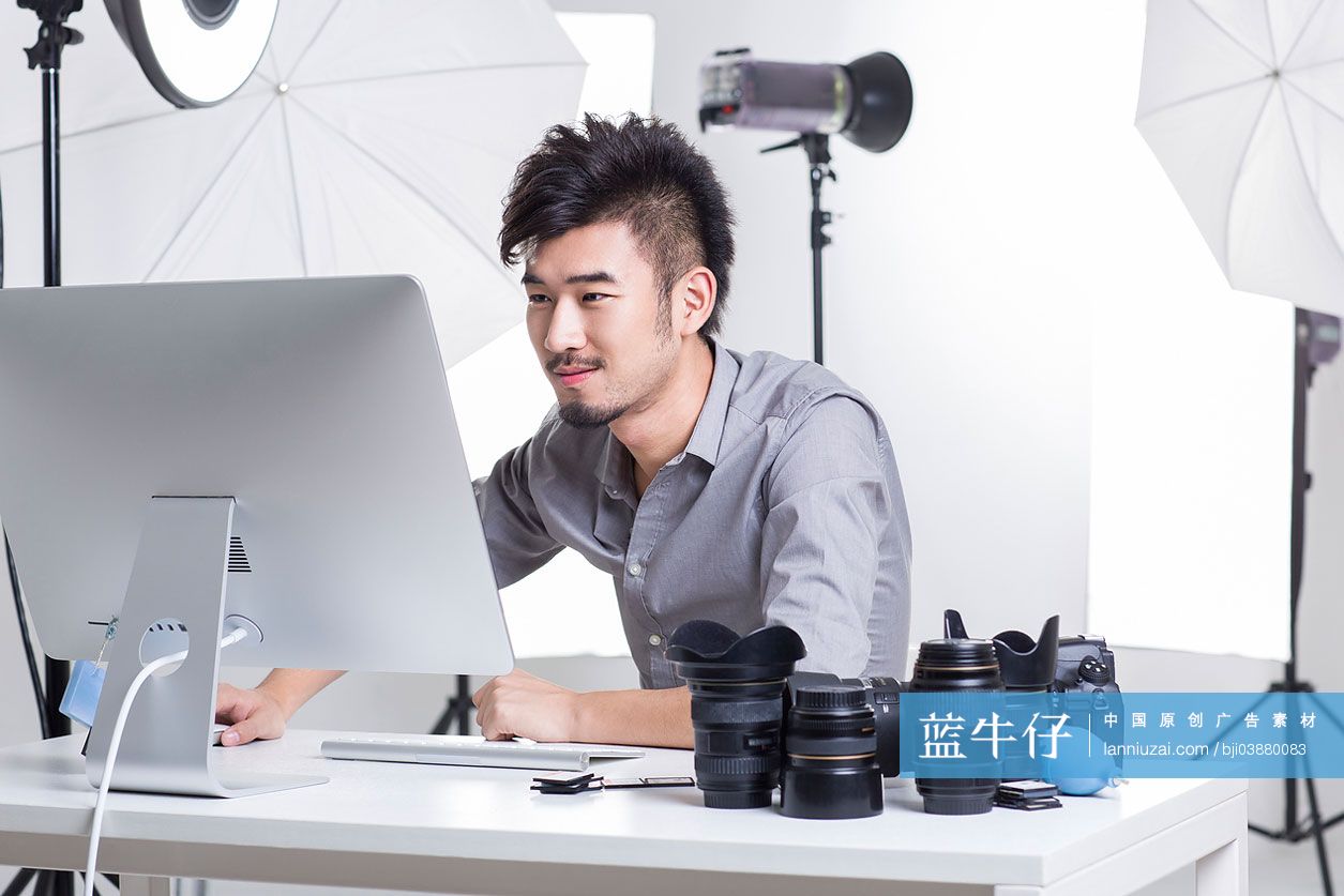 摄影师在使用电脑工作
