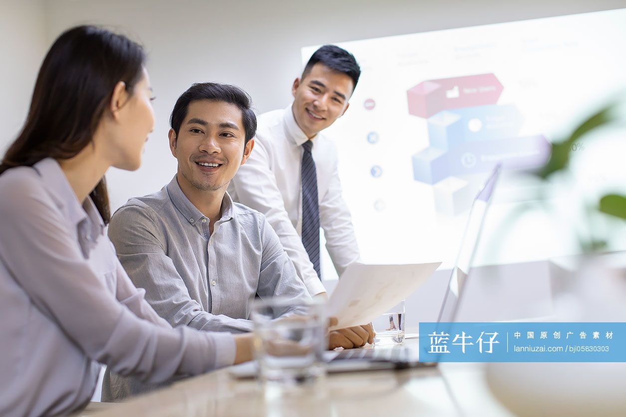 商务人士在会议室开会