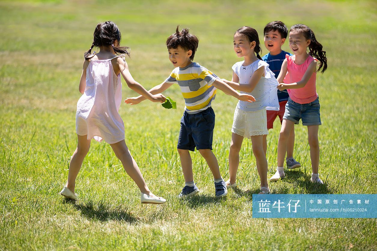 快乐的儿童在草地玩游戏