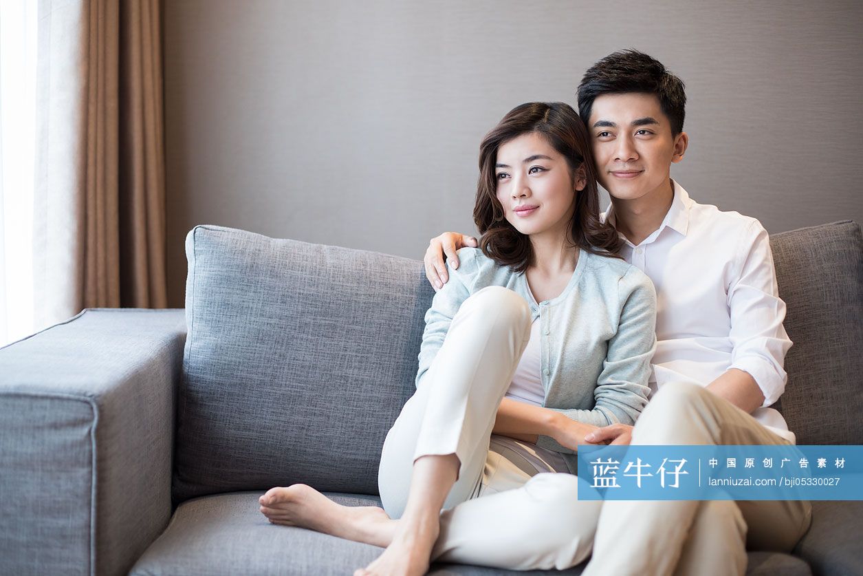 年轻夫妇在家放松休息-蓝牛仔影像-中国原创广告影像素材