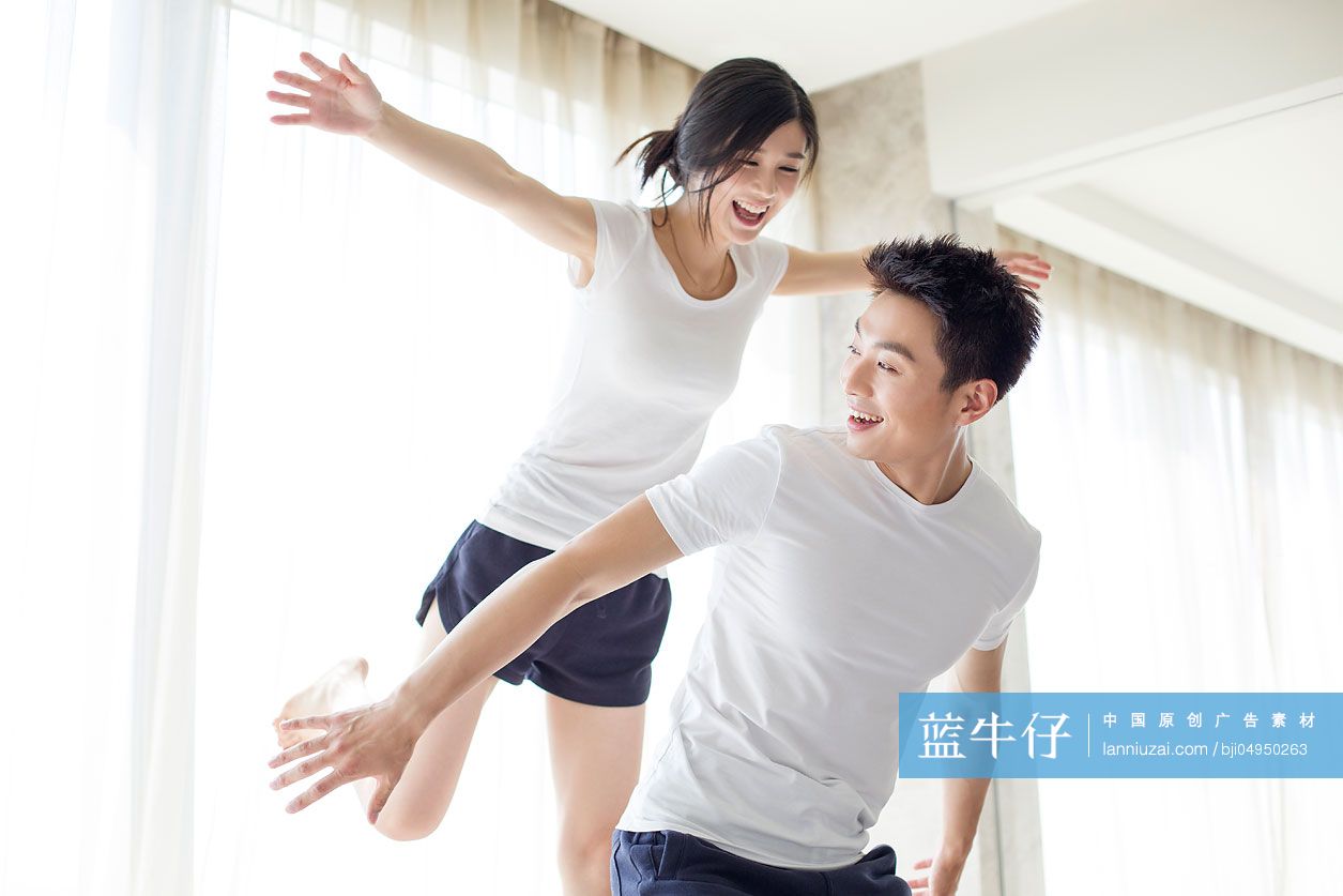 快乐的年轻夫妇在家放松-蓝牛仔影像-中国原创广告影像素材