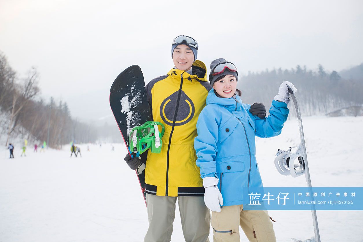 年轻情侣和滑雪板-蓝牛仔影像-中国原创广告影像素材