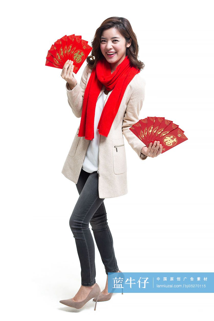 快乐的年轻女士手拿红包