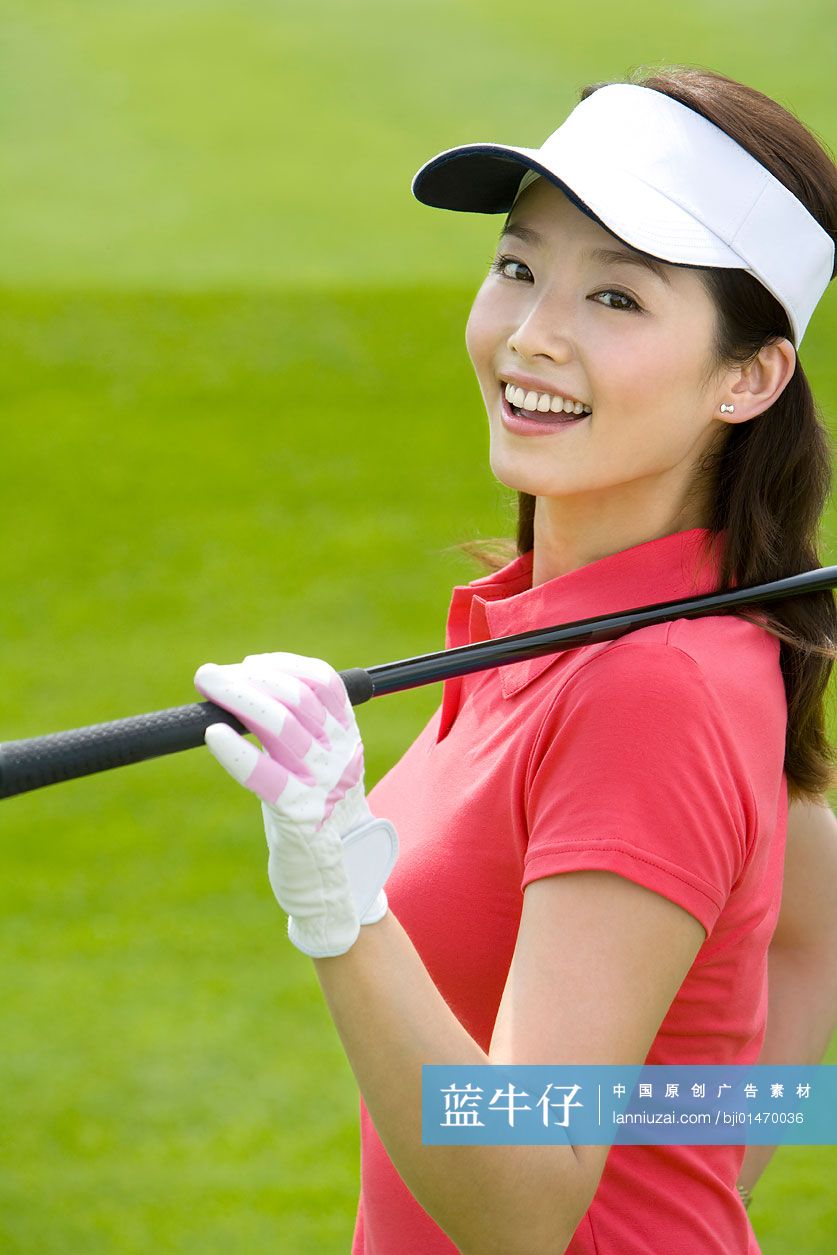 微笑的高尔夫女球手