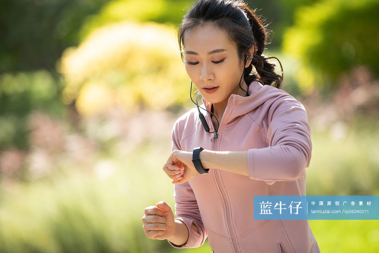 年轻女士查看智能手环