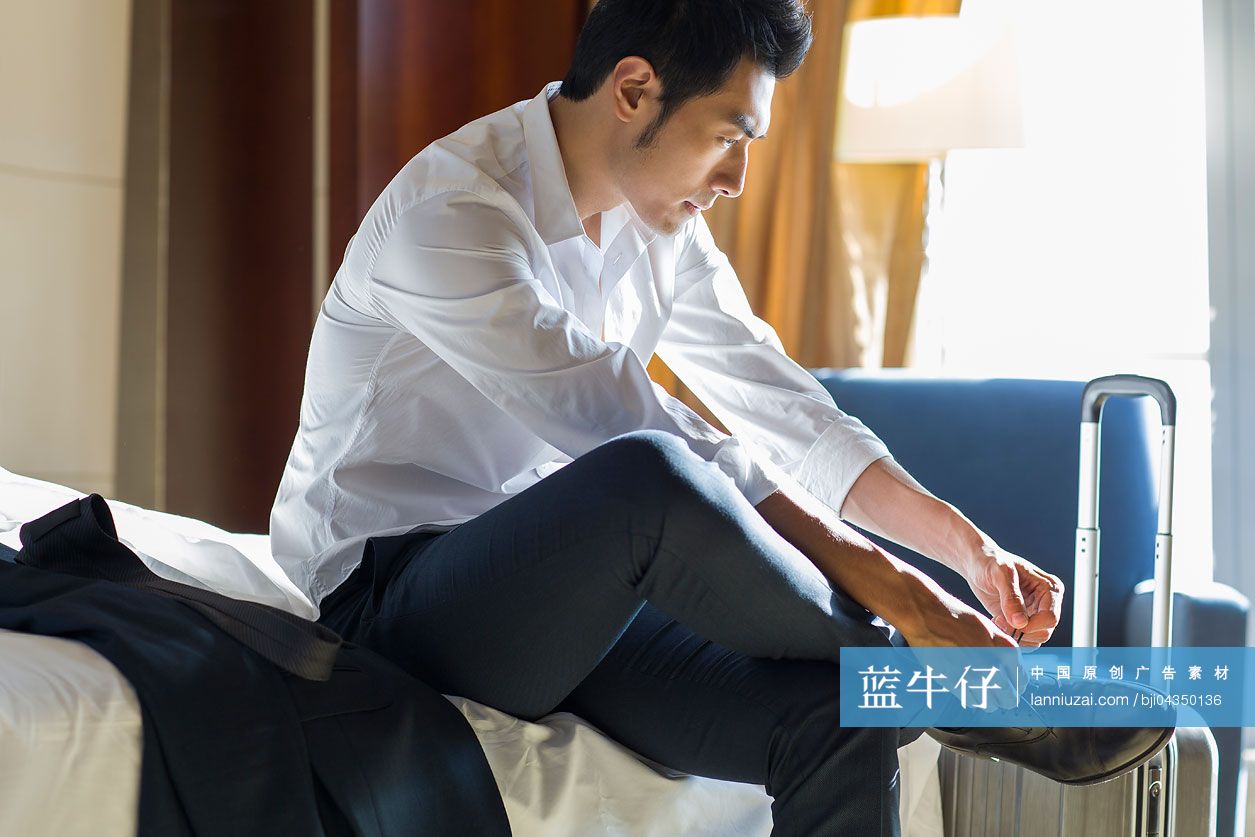 商务男士在宾馆系鞋带-蓝牛仔影像-中国原创广告影像素材