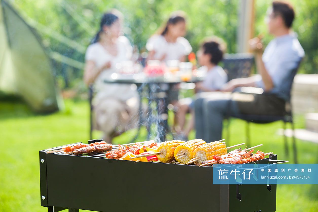 年轻家庭野外烧烤