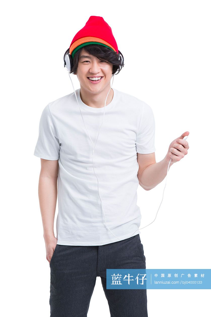 听音乐的年轻男子