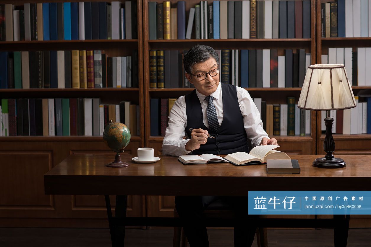 成功商务男士在书房读书