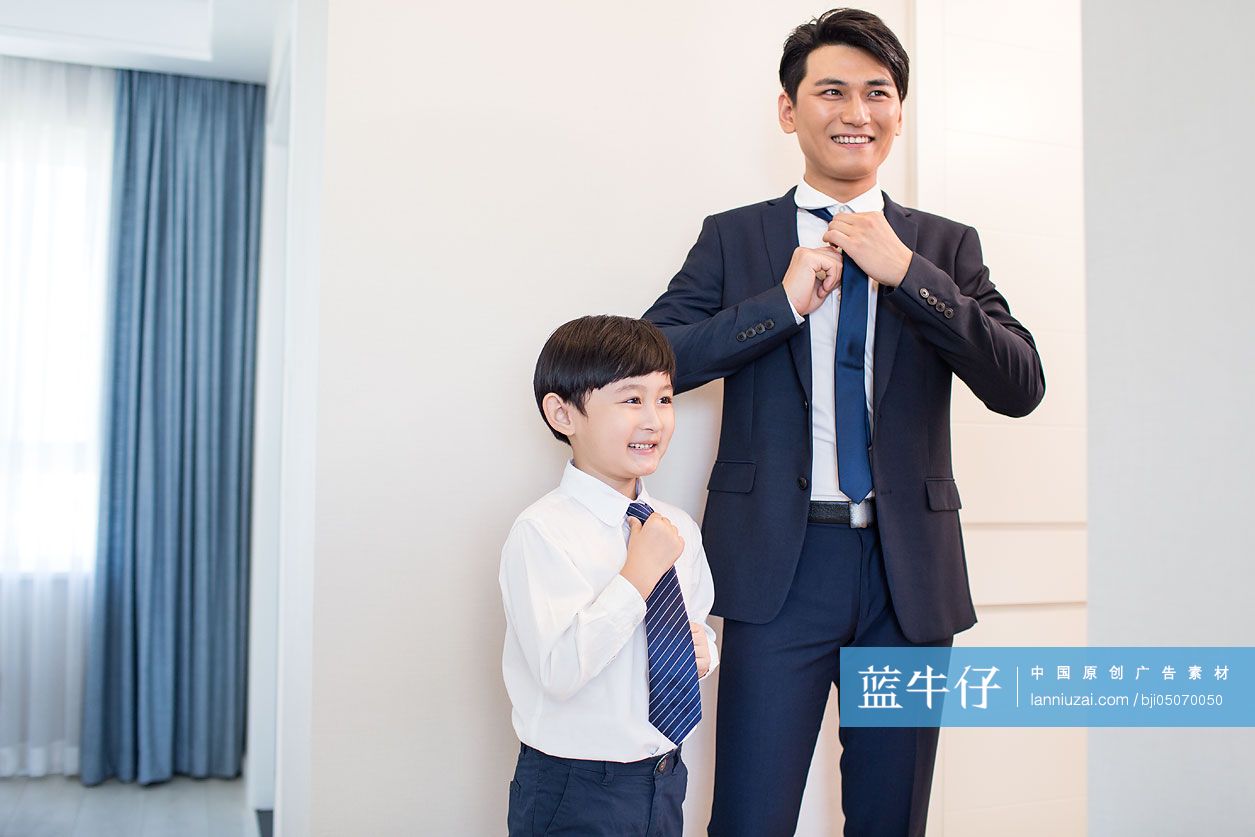 父子俩穿衣系领带