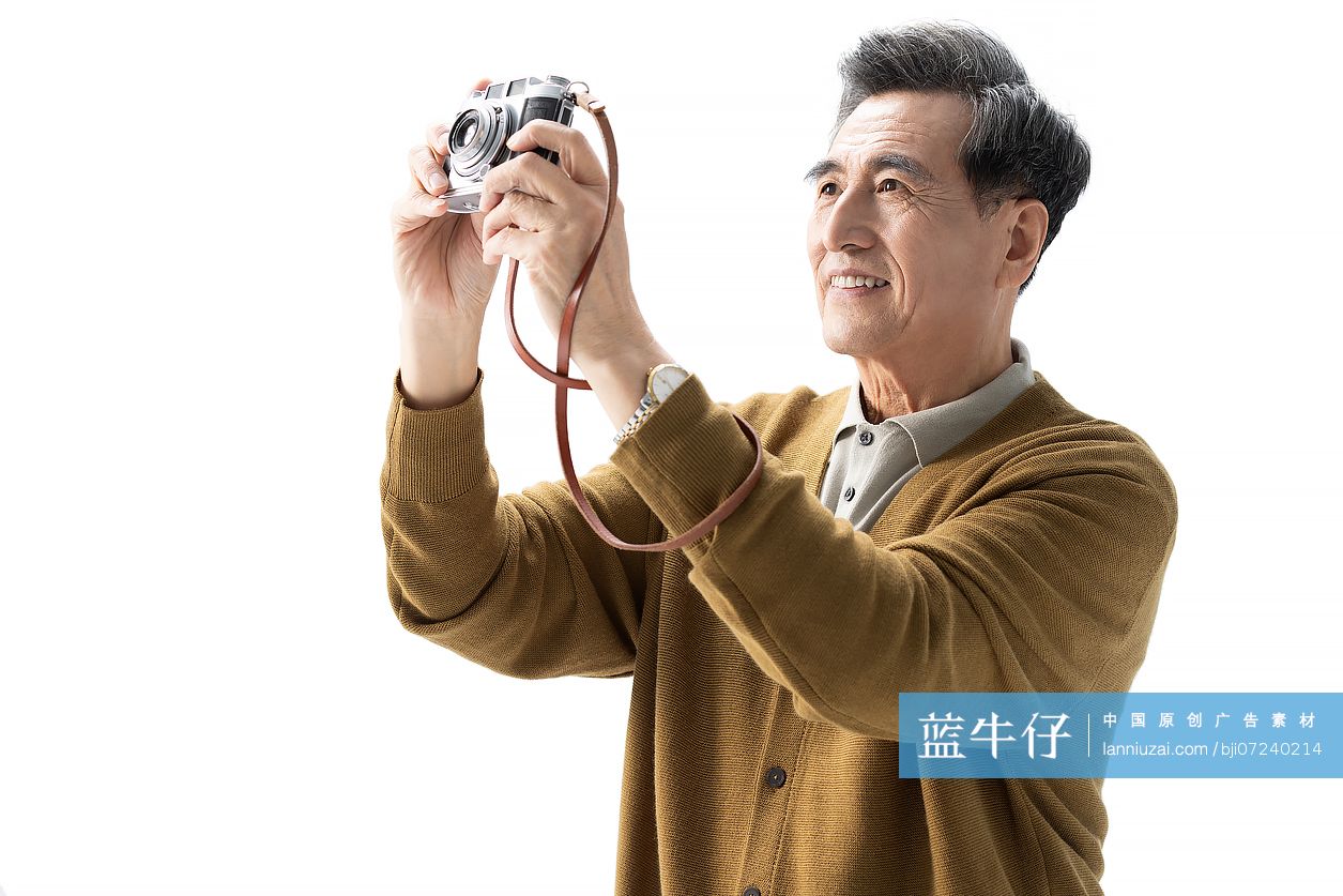 老年男子拿相机拍照
