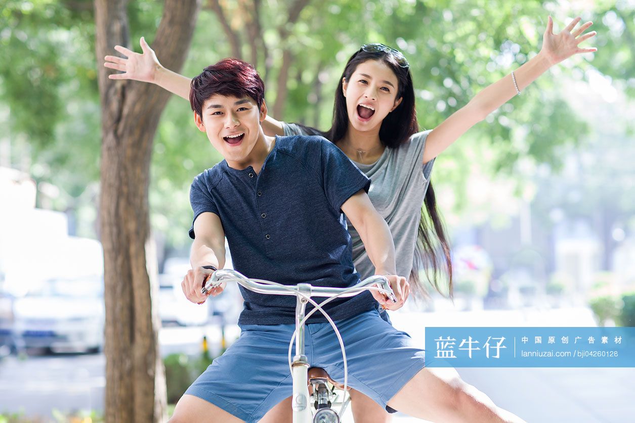 年轻大学生情侣在校园里骑车-蓝牛仔影像-中国原创广告影像素材